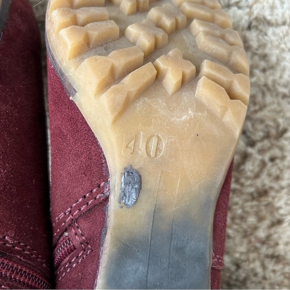 Lola Cruz Burgendy Chunky Heel Suede Ankle Bootie size 40/9.5 - Picture 7 of 8